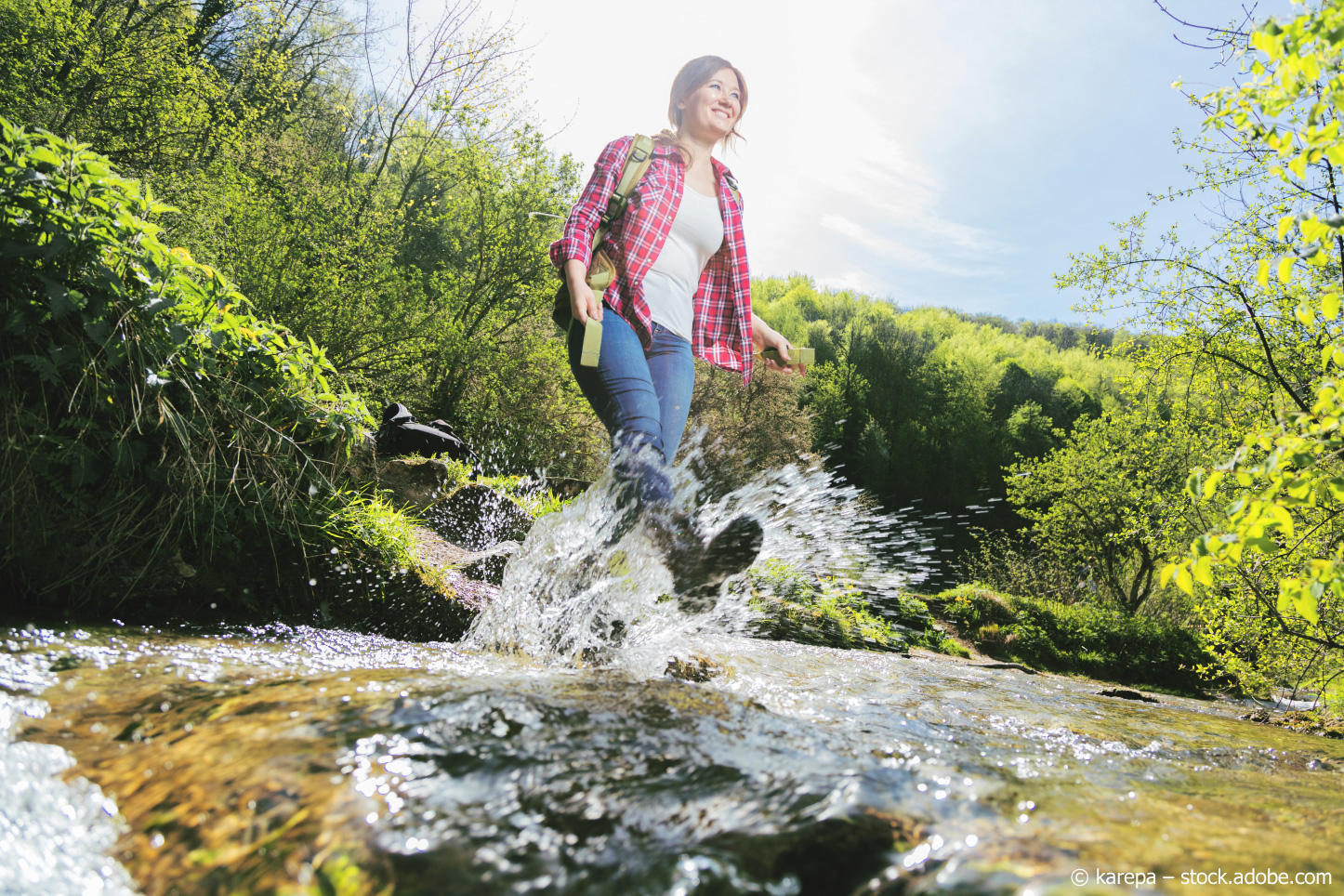 Frau im Bach, die weiss, dass wir handeln im Hitzesommer