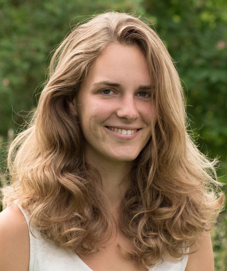 Portraitaufnahme der Autorin Dominique Stalder