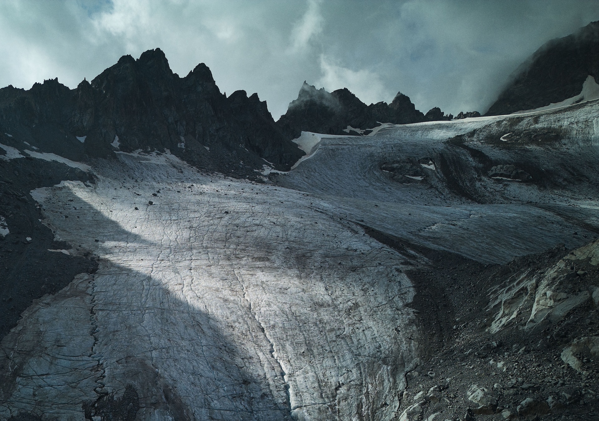 Teils sehr steiler Gletscher mit Bergen im Hintergrund